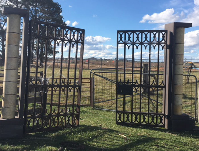 Country Gates Entrance - Prop For Hire